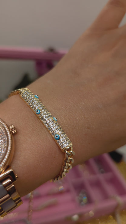 Video: Vergoldetes Evil Eye Armband mit Schutzaugen und Zirkonia am Handgelenk