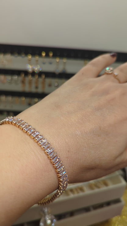 Video: Baguette Tennisarmband mit Zirkonia in Roségold am Handgelenk getragen