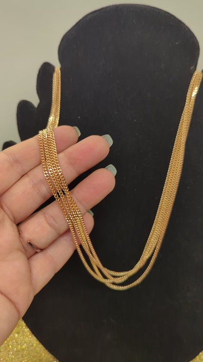 Video: Mehrreihige Rosegold Halskette aus Edelstahl an der Schmuckbüste