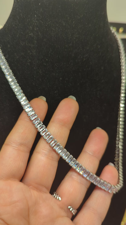 Video: Silberne Tennis Baguette Halskette aus Edelstahl mit Zirkonia in der Hand