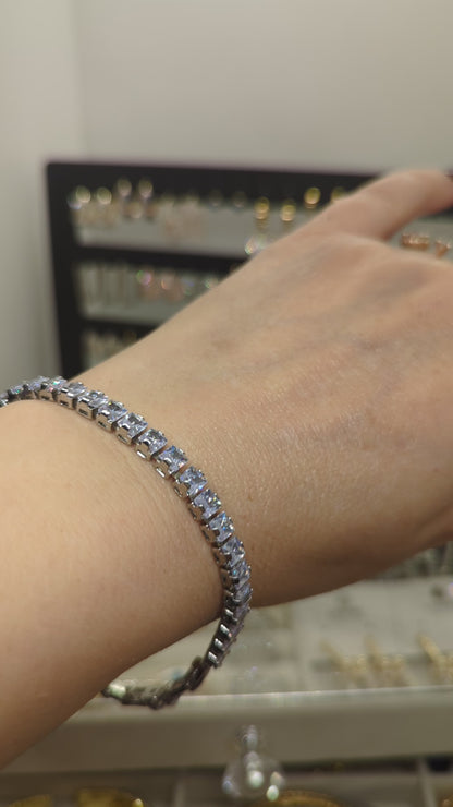 Video: Silbernes Baguette Tennisarmband mit Zirkonia am Handgelenk getragen