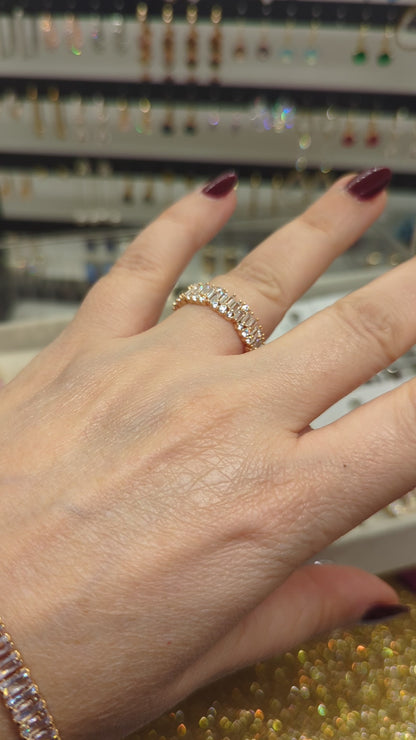 Video: Funkelnder Baguette Zirkonia Ring am Finger getragen