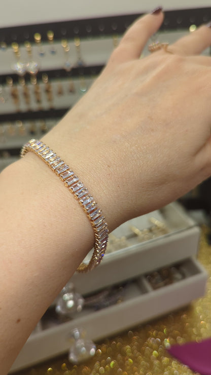 Video: Goldenes Baguette Tennisarmband mit funkelnden Zirkonia am Handgelenk