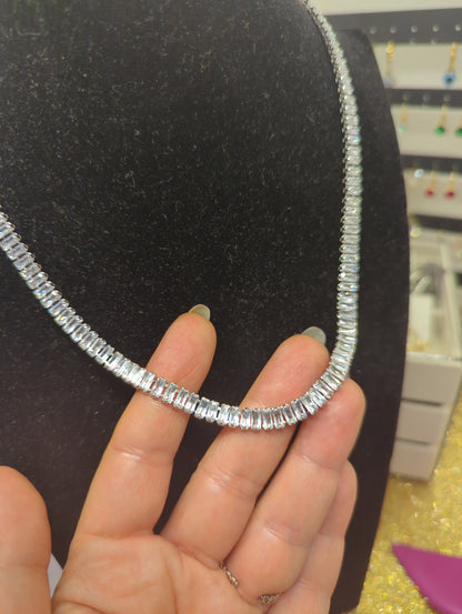 Tennis Baguette Halskette Silber mit Zirkonia an schwarzer Schmuckbüste