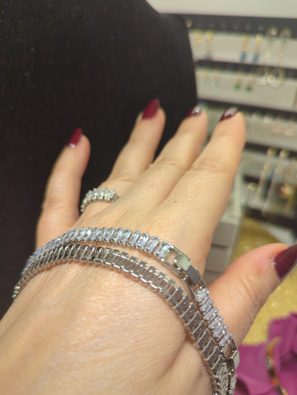 Zirkonia Tenniskette Silber mehrfach um das Handgelenk gelegt