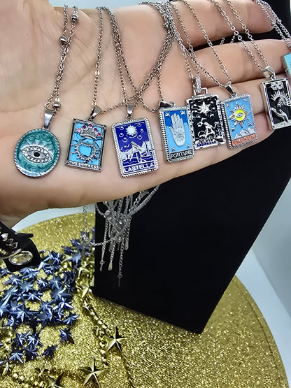 Auswahl an Tarot Anhängern mit Sonne, Hand und Sternen in der Hand