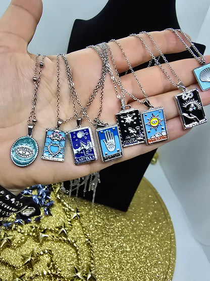 Tarot Karten Halsketten Edelstahl – bunte Emaille-Anhänger nebeneinander