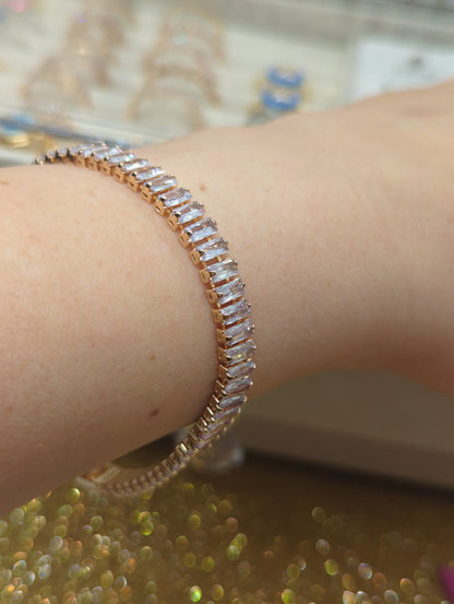 Zirkonia Tennisarmband aus Edelstahl – Detailansicht Baguette-Steine