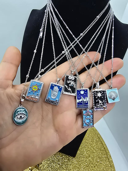 Tarot Karten Halsketten mit Sternzeichen-Motiven in der Hand gehalten