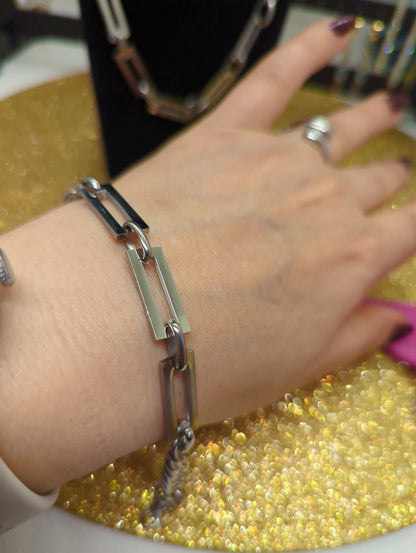 Paperclip Armband Silber aus Edelstahl am Handgelenk getragen
