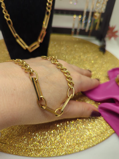 Paperclip Armband Gold aus Edelstahl am Handgelenk getragen