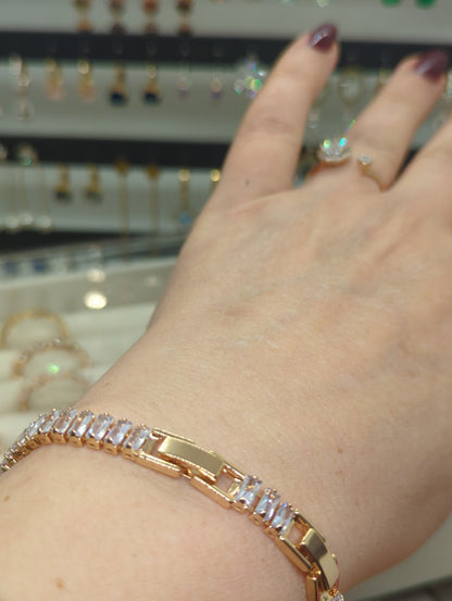 Baguette Tennisarmband Gold und Silber am Handgelenk