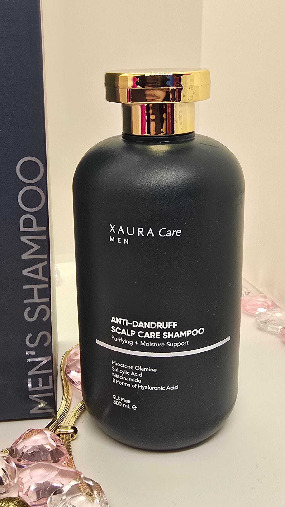 Xaura Care Men Anti-Schuppen Kopfhautpflege-Shampoo – schwarze Flasche mit Goldverschluss, 300 ml